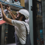 労働者が工場の機械で働いています。